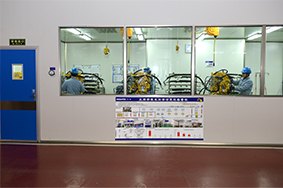 拥有10万级主阀部装无尘车间，每立方英尺空间中所含0.5um大小的颗粒物数量在2万个以下。确保液压部件和管路的清洁度。