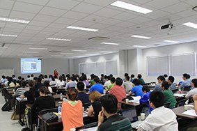 可容纳300人的研修室