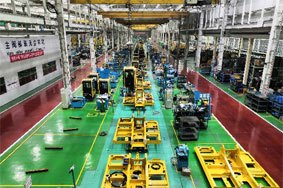 装配线采用先进的流水线连续生产方式，零部件投放采用JIT管理模式，实现了库存最小化。